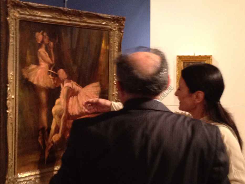 Carla Fracci ammira il dipinto "Le Ballerine" di Kosvanec