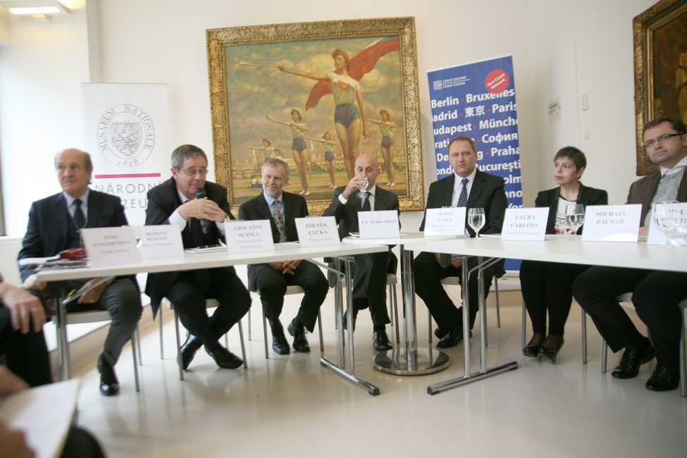 conferenza stampa al Centro Ceco di Praga